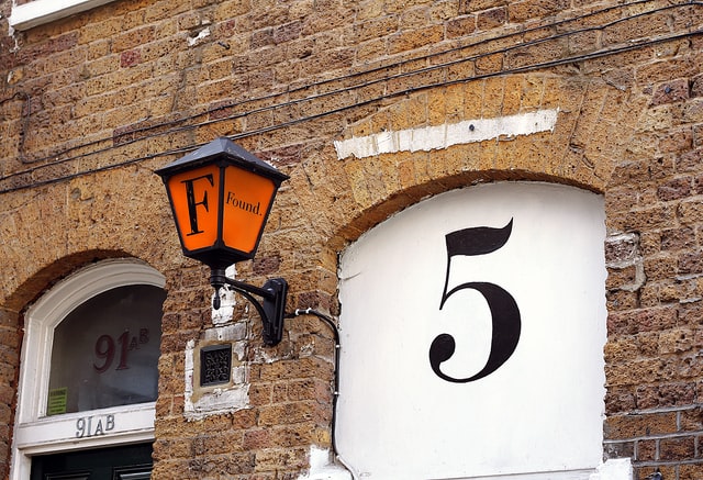 外壁に数字の5が描かれている