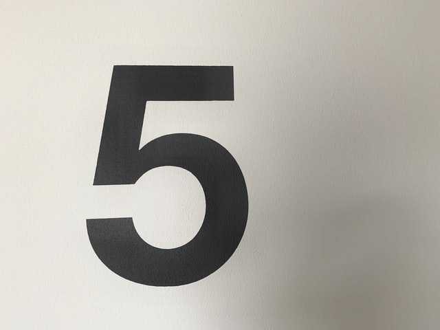 壁に数字の5が描かれている